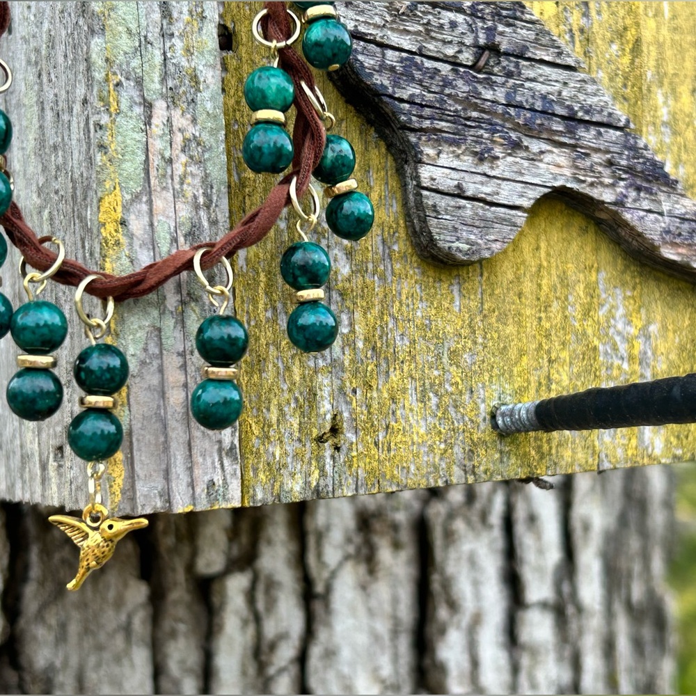 🍃Brown faux suede choker w green stones & hummingbird charm